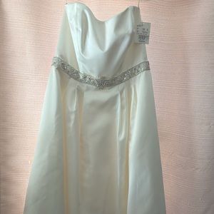 New with tags David’s Bridal wedding dress Galina Vc9832 sz 10 ivory short
